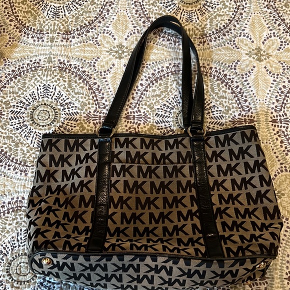 Michael Kors Handbag - Picture 2 of 8